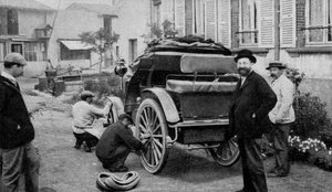 Der französische Industrielle Edouard Michelin (1859-1940, von vorne nach vorne) rüstete eines der ersten Autos mit Reifen aus