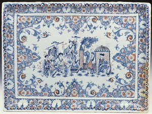 Ein rechteckiges Rouen-Tablett, bemalt in Blau und Eisenrot