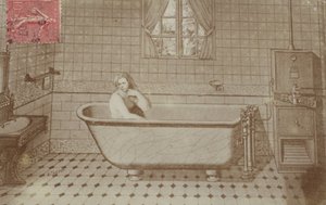 Eine Frau in der Badewanne in einem Badezimmer