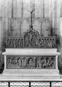Altar und zwei Altarbilder mit Szenen aus dem Leben des Hl. Thibault, gekrönt von einem Bischofsstab und der eucharistischen Taube