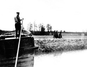 Barke, die von drei Frauen auf einem Kanal gezogen wird, ca. 1900 von French School