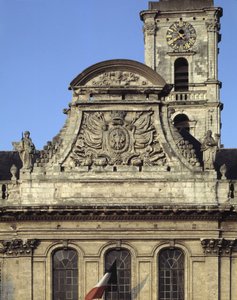 Barockarchitektur: Fassade des Rathauses (1717 - 1721) von Heroguelle. Giebel, der die Waffen der Stadt darstellt „Adlerschnabel und Nagel“ umgeben von zwei Statuen, die Gerechtigkeit und Stärke symbolisieren. Aire-sur-la-Lys, Pas-de-Calais (62)