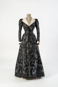 Schwarz gemustertes Seidenkleid mit hohem Kragen und cremefarbener Spitzenchemise, frühe 1890er Jahre von French School