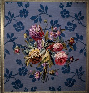 Blumenstrauß auf blauem Hintergrund. Tapisserie der Aubusson-Manufakturen. 18. Jahrhundert. Aubusson, Tapisseriemuseum