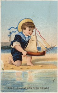Junge spielt mit Spielzeugsegelboot