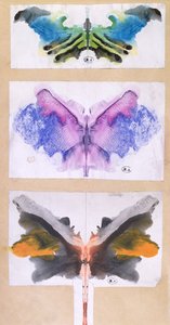 Schmetterlinge aus gefaltetem, farbigem Papier, verwendet in einem Gesellschaftsspiel