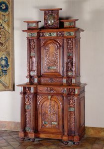 Schrank mit zwei Abschnitten und einer Doppeltür, die Actaeon darstellt, der sich in einen Hirsch verwandelt, und die Figur des Sieges