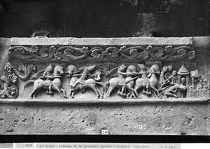 Kathedrale von St. Peter in Angouleme, Lintel-Detail an der Westfassade, das Szenen inspiriert von La Chanson de Roland zeigt, Original von ca. 1125-35 (Gipsabguss von Stein) von French School