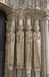 Kathedrale von Chartres, Detail des Feuers rechts von der zentralen Bucht des Königstors, von links nach rechts, ein Prophet, König David, eine Königin, Salomo