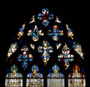 Kathedrale von Chartres, Buntglas: die Vendome-Kapelle, hohes Detail, das die Kreuzigung Christi und das Jüngste Gericht darstellt