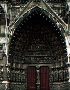 Zentrales Portal der Westfassade, das das Jüngste Gericht darstellt