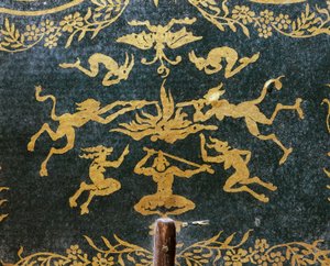 Dämonen und Ziegen, die satanisches Feuer blasen, Handfächer als Werbemittel für die Oper Weiße Dame (Libretto von Augustin Eugene Scribe, Musik von François-Adrien Boieldieu), Golddruck auf grünem Hintergrund