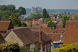 Ansicht der Kathedrale von Beauvais aus der Ferne von French School