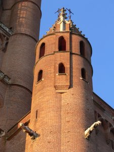 Darstellung des kleineren Turms und des Sockels des Westturms