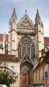 Südfassade und Rosettenfenster von French School