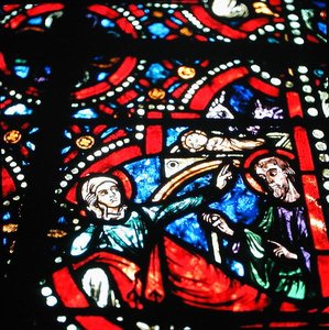 Detail eines der Fenster (Buntglas)