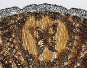 Gestickter Schmetterling, Detail eines Halbtrauerfächers, klares Seidenblatt in Chantilly-Spitze und Perlmutt-Rippen
