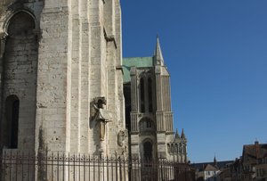 Außenansicht der Kathedrale von Chartres mit dem Engel auf der Uhr