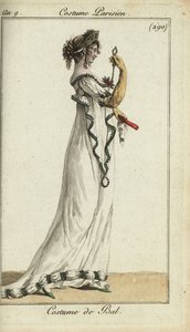 Modische Frau im Ballkleid mit Tiara