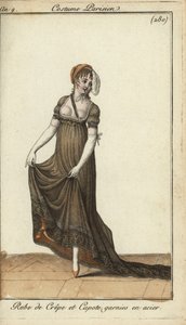 Modische Frau im kreppkleid mit sichtbaren Brustwarzen