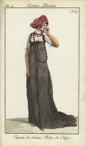Modische Frau mit Satinbonnet und Kreppkleid