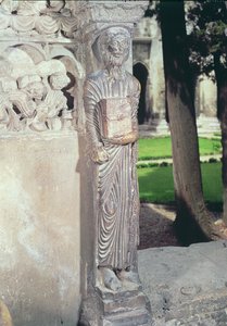 Figur von Gamaliel auf einer Säule im Kreuzgang