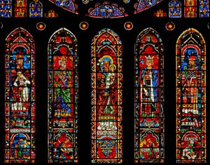 Figuren unter dem Nordrosenfenster: Melchisedek, David, St. Anna, Salomo, Aaron und Szenen von French School