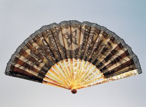 Halbtrauer-Handfächer mit gesticktem Schmetterling, klarer Seidenblatt in Chantilly-Spitze und Perlmutt-Rippen
