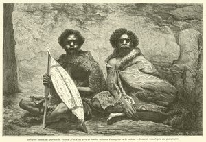 Australische Ureinwohner (Provinz Victoria); einer von ihnen trägt einen Schild aus Eukalyptus- oder Banksia-Rinde (Gravur)
