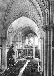 Innenansicht des Kirchenschiffs und des Chors, ca. 1150-1250 von French School