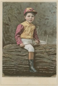 Kleiner Junge in Jockey-Kleidung auf einem Baumstamm sitzend von French School