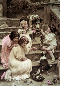 Kleine Kinder spielen mit Hunden. Kolorierte Postkarte aus dem frühen 20. Jahrhundert (Foto)