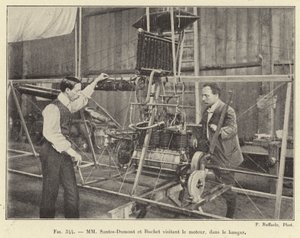 MM Santos-Dumont und Buchet besichtigen den Motor im Hangar von French School