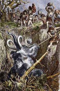 Paläolithikum: Mammutjagdszene, ein Stamm prähistorischer Menschen wirft Steine auf ein Mammut, das in eine Grube fällt. Gravur des 19. Jahrhunderts. Private Sammlung
