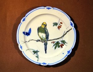 Teller mit Vogel-, Schmetterlings- und Blütenmuster, Bourg-la-Reine-Manufaktur
