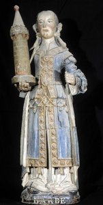 Polychrome Holzskulptur, die die heilige Barbe darstellt (Ende des 16. Jahrhunderts), im Museum von Dinan aufbewahrt.