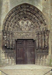 Portal und umliegende Skulpturen mit biblischen Figuren und Szenen, einschließlich der Grablegung
