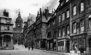 Postkarte mit Darstellung des Saint-Quentin-Brunnens und des Geburtshauses von Victor Hugo, ca. 1910