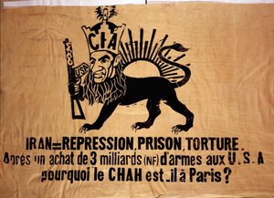 Plakat wahrscheinlich in Bezug auf Operation Ajax, die den Schah Mohammad Reza Pahlavi (1919-1980) aus dem Iran zum Ziel hatte, um Premierminister Mohammad Mossadegh mit Hilfe des Vereinigten Königreichs und der Vereinigten Staaten (CIA) zu stürzen. Durch 