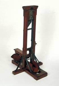 Reduziertes Modell einer Guillotine (Holz und Metall)
