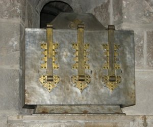Reliquiar mit den Reliquien des Heiligen Benoit, in die Krypta gelegt im Jahr 1108 von French School