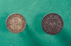 Rückseite von Münzen: unten, halber Franc-Silbermünze mit dem Bildnis von Heinrich III., König von Frankreich
