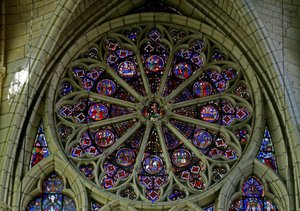 Rosettenfenster, das Szenen aus der Kindheit Christi darstellt von French School