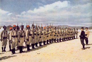 Senegalesische Infanterie am Strand von Frejus (nach einem kolorierten Foto), 1915 von French School