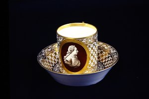 Sèvres-Tasse und Untertasse mit einem Abbild von Ludwig XVI., ca. 1775 von French School