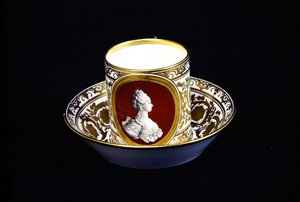 Sèvres-Tasse und Untertasse mit einem Abbild von Marie-Antoinette, ca. 1773-4