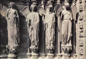 St. Nicasius mit Engeln, Jambenfiguren vom Westportal
