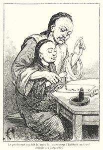 Lehrer führt die Hand eines Schülers, der chinesische Schriftzeichen lernt von French School