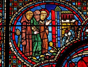 Das St. Lubin Fenster: Er kommt mit zwei Mönchen in einer Kirche an