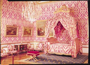 Das Schlafzimmer des Dauphins mit dem Bett von Madame de Seran, Louis XV Stil, 1729-74 von French School